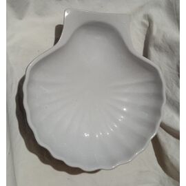 Plat A Four - Forme Coquille Saint Jacques - En Faïence Blanche Dessus , Bleue Dessous - 23 Cm De Diamètre