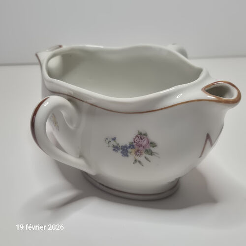 Saucière En Porcelaine Blanche De Limoges Qui Permet De Séparer Le Gras Du Maigre De Vos Sauces Et Jus De Viandes.