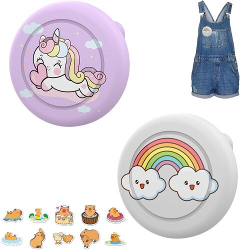 MEVRONISSHOP-Lot de 2 étuis de protection pour enfants avec 25 autocollants Capybara, adorable étui animal pour traceur GPS, support caché pour sac à dos, trousseau de clés, vêtements (design dessin