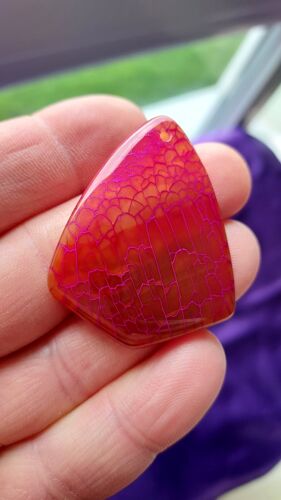 Pendentif Pointe De Flèche En Agate. Rouge, Rose Avec Veines De Dragon. 4.3 Cm. Magnifique Pierre Aux Couleurs Rayonnantes, Parfaite Idée De Cadeau. Lot 1334