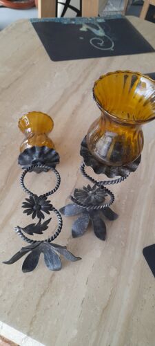 Paire de bougeoirs photophores en verre ambré et pied en fer forge Vintage 1970’s