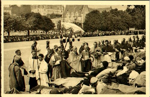 Carte Postale N°16, Lourdes, La Bénédiction Des Malades À La Procession Du Saint Sacrement, Cardinal Verdier, Mgr Gerlier, Etc...1949