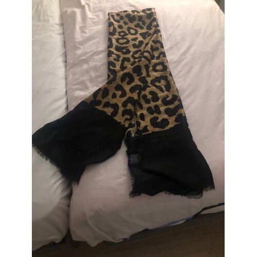 Foulard Beige/Marron Avec Motifs En Noir - Franges En Bas - Longueur Totale 1m88 - Se Plie Pour Se Mettre Autour Du Cou.