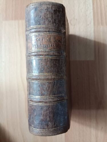 L'Office Paroissial Romain Noté En Plain-Chant Contenant Les Messes Et Les Vêpres Des Dimanches Et Des Fêtes