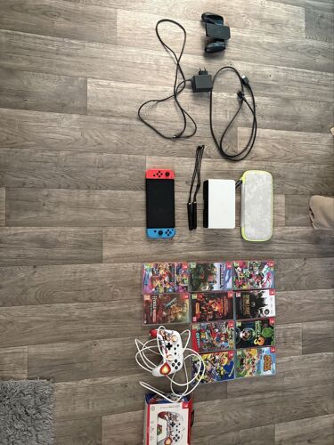 Je Vends Ma Nintendo Switch Oled, Avec 10 Jeux Et Accessoires En Parfait Etat