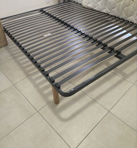 Bonjour  je vends à 70euros cadre en lattes avec pieds (160/200) juste les pieds sont démontable. À venir chercher uniquement sur place à castanet-tolosan 31320