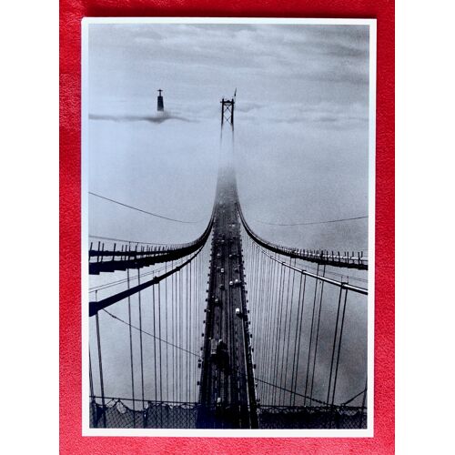 Carte Postale Lisbonne 1997. Noir Et Blanc. Le Pont Du 25 Avril Avec Voitures De L'Époque. Portugal . Par Carlos Lemos