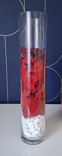 vase pierres blanches et pétales de rose