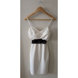 Robe Moulante Blanche & Dentelle Noire - Silhouette Canon