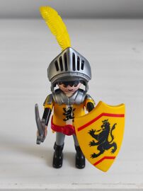 Playmobil chevalier jaune au lion noir