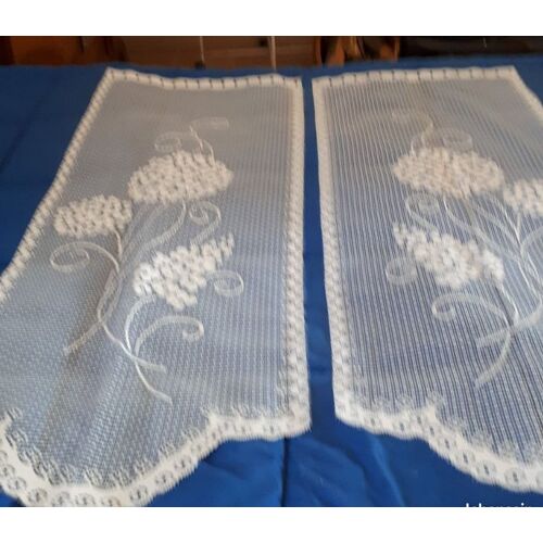 Lot De 2 Paires De Vitrage Droit Motif Décor Fleurs En Grappe - Rideaux Maille Dentelle Blanche 100%Polyester - Oeillets Passe-Tringle - Bas Arrondi Au Centre - 43x1m20