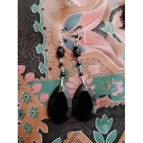 Boucles D'Oreilles Pendantes En Verre Noir Sur Métal Argenté.