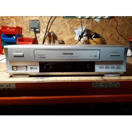 Magnetoscope Toshiba V443EF 4 têtes auto set up lecture ntsc 443 reglage automatique pal secam enregistreur lecteur de cassettes vidéo VHS format vidéocassettes magnétoscope VCR