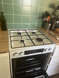 Je vend cette gaziniere Gorenje blanche avec ses 4 foyers gaz et son four intégré. Acheter en septembre 2023.  Très bon état 