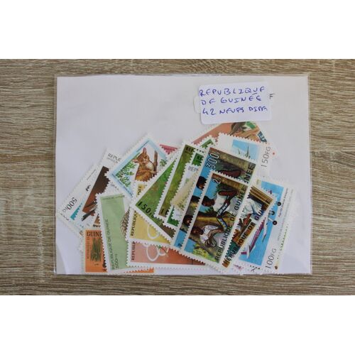 République De Guinée 42 Timbres Neufs Différents