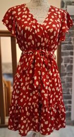 Robe Courte Fluide Rouge Et Crème Avec La Ceinture