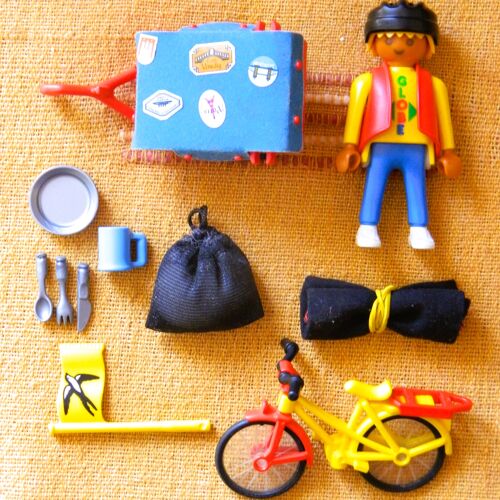 PLAYMOBIL CYCLOTOURISTE avec VELO  et REMORQUE contenant SAC de COUCHAGE, vaisselle et sac