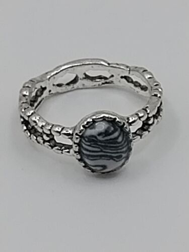 Bague Métal Argenté,Forme Ronde,Pierre Resine Noir Et Blanc,Taille 17.83 Mm