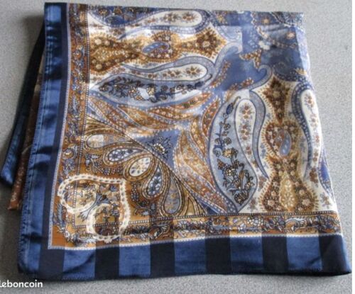 Très Grand Carré De Soie Synthétique Se Portant En Étole-Imprimé Couleur Dominante Bleue-1m20x1m20 Environ-Jamais Porté