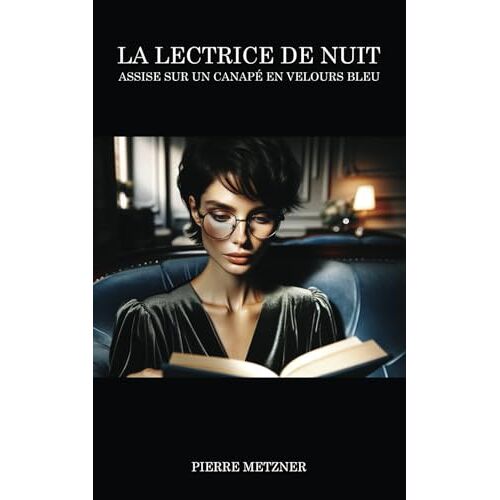 La Lectrice De Nuit Assise Sur Un Canapé En Velours Bleu