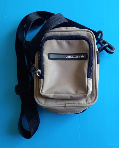 Pochette ,petite sacoche à bandoulière mixte Quiksilver ,beige - 3 poches à zip ou fermeture éclair à languettes métalliques - 16x11cm