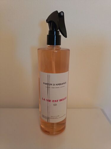 Spray d'Ambiance SUNNY CLEAN 500ml Senteur La Vie est Belle. Parfum d'intérieur luxueux, notes d'iris et jasmin. Haute rémanence, neutralise les odeurs. Idéal textiles, rideaux, voiture. Qualité Pro.
