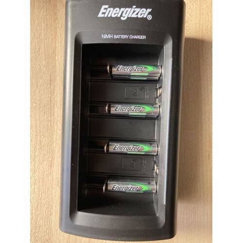 Chargeur ENERGIZER NiMH pour piles AA, AAA et A6 (x2). Capacité maximum de chargement jusqu¿à 10 piles. 8 AAA fournît et câble d¿alimentation.