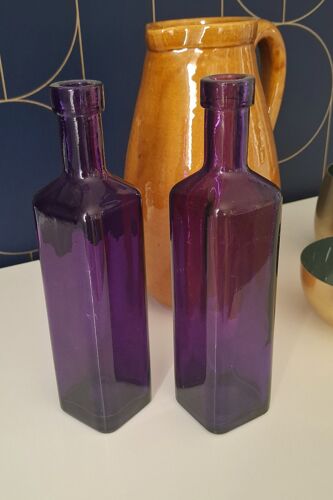 2 bouteilles violettes