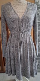Robe Courte Grise À Rayures Avec Le Col En V