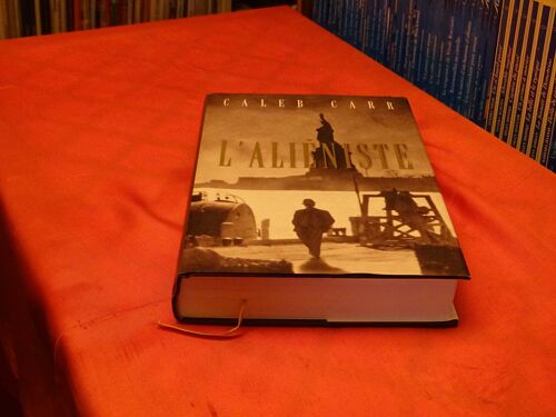 L' Alieniste . . Caleb Carr . 1955 - 2024 . Romancier Scenariste Et Historien Americain . . Editions France Loisirs . . 1995 . .