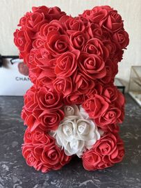 Ourson en roses artificielles rouge