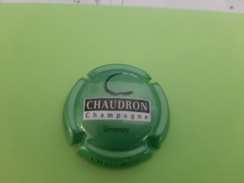 Superbe Capsule Champagne Chaudron Sur Fond Vert