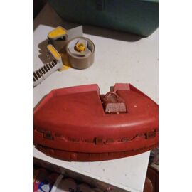 Protege debroussailleuse 37x23cm en plastique