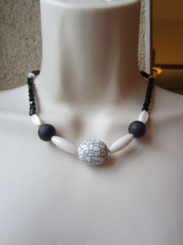 Collier Gris, Noir Et Blanc Avec Gros Pendentif En Résine