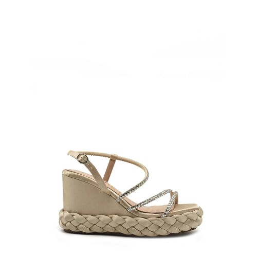 Chaussures Sandale Compensée En Satin Doré Avec Des Pierres Décoratives Sur Les Brides