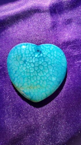 Pendentif Coeur En Agate. Bleu Avec Veines De Dragon Et Belle Transparence À La Lumière. 4.2 Cm. Magnifique Pierre Aux Couleurs Éclatantes. Une Véritable Merveille. Lot 1533