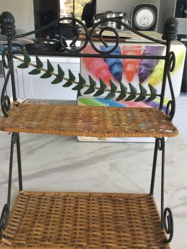 Petite étagère . Hauteur 38 cm . Largeur 29 cm