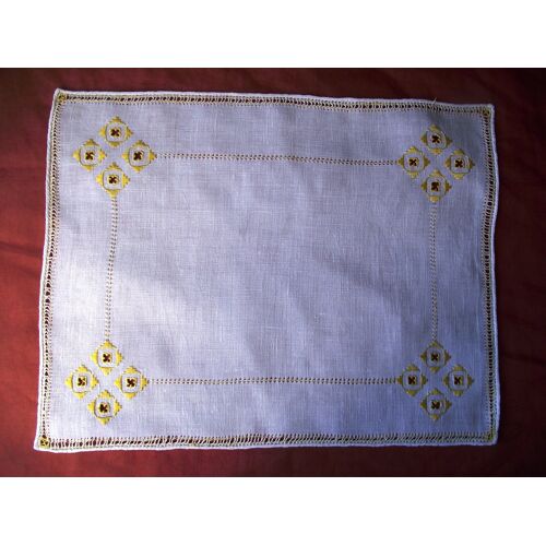 Centre de table ancien 60' en toile de lin blanc brodé main couleur jaune pâle peut servir de dessous de plateau et de napperon Point de broderie employés: jours fantaisie et broderie ajourée