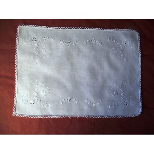 Broderie Blanche Faite Main Vintage 80'Sur Toile En Coton Bordure Galon Fin Broderie Point Employés :Point De Tige, Point De Feston , Passé Plat Point De Noeud