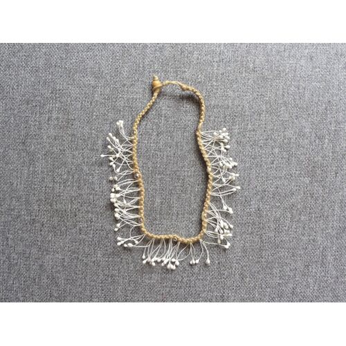 Collier Beige Avec Ses Fines Brindilles Blanches
