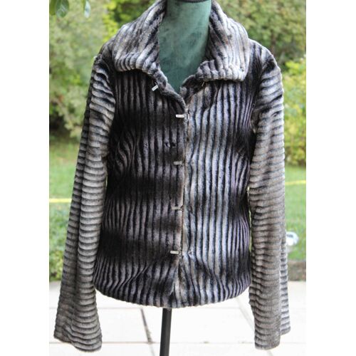 Belle Veste Neuve Ddp En Fausse Fourrure À Rayures Noires Et Grises. Taille Étiquetèe:L..