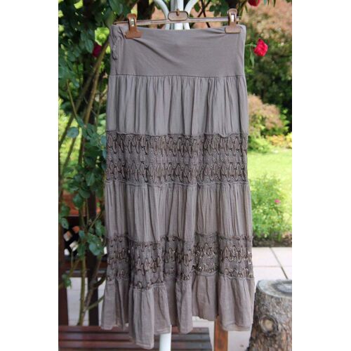 Jupon Long De Couleur Taupe Avec 2 Jolies Bandes Ajourèes.Taille Élastiquèe ,Étiquetèe:L.