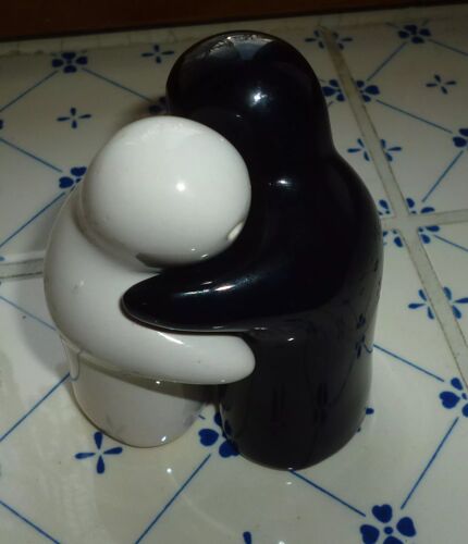 Salière Et Poivrière , Duo Couple Enlacé , Yin & Yang , Noir Et Blanc , Dim 07.5x06x06cm Environ