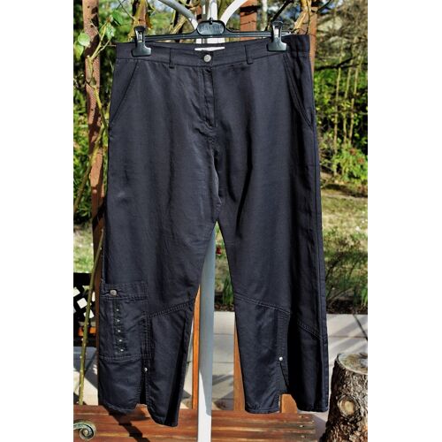 Pantalon Noir Carla Kops En Tissu Lèger Et Au Bas Travaillè:Découpes .Taille Étiquetèe:44 Mais Taille Petit.