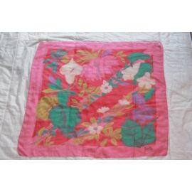 Beau Foulard,Neuf,Jioielli Dorya,Sur Fond Rouge,Avec Motifs Aux Couleurs Varièes,Ms Douces .Dimensions:90cm/90cm