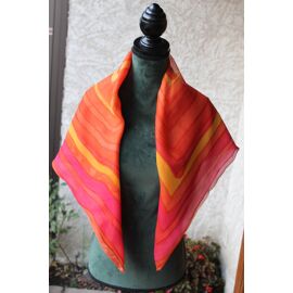 Joli Foulard Katy En Soie Aux Motifs Géométriques Multicolores.Dimensions:65cmx6 5cm.