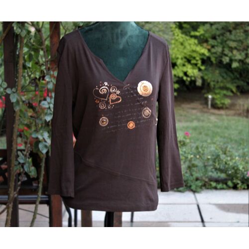 T Shirt Cache Cache Avec Jolies Décos Sur Fond Marron.Taille Étiquetèe:3
