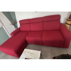 Canapé d angle côté droit et côté gauche relax qui s allonge de façon électrique pour la détente . Tissus impeccable de couleur rouge . Très confortable .
