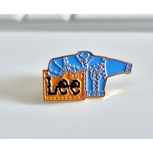 Pins Lee Lewis . Pins Mode, Vêtements Marque Lee. Veste En Jean. Pins Marque, Société. Signé F.B.