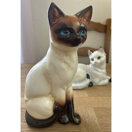 Très Beau Chat Siamois Assis En Faïence Signé Goebel (Allemagne).